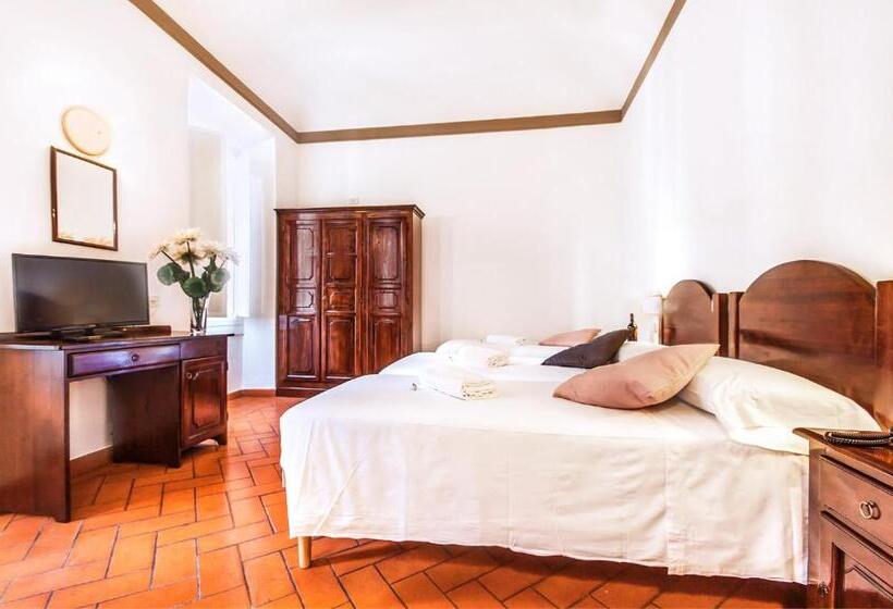 اتاق استاندارد سه نفره, Costantini