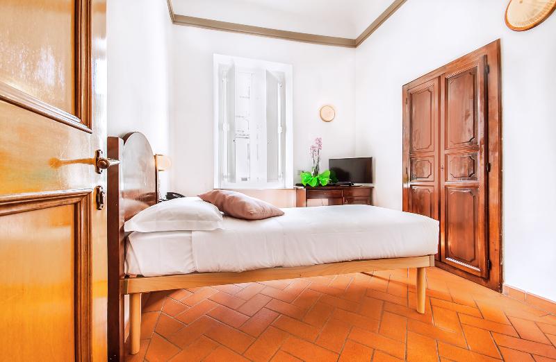 اتاق استاندارد یک نفره, Costantini