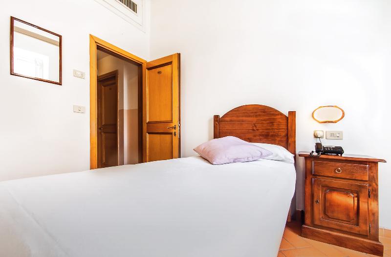 اتاق استاندارد یک نفره, Costantini