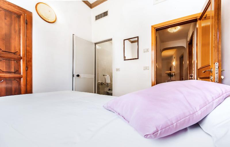 اتاق استاندارد یک نفره, Costantini