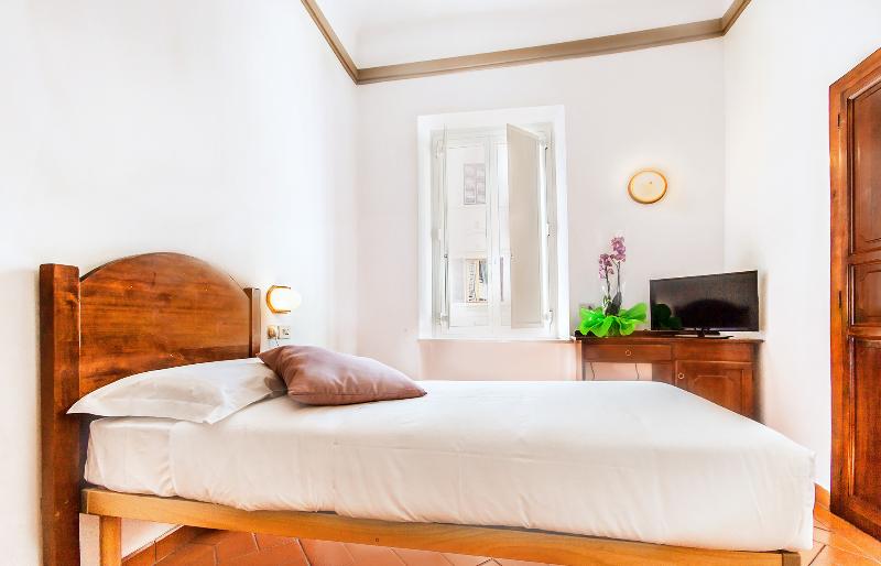 اتاق استاندارد یک نفره, Costantini