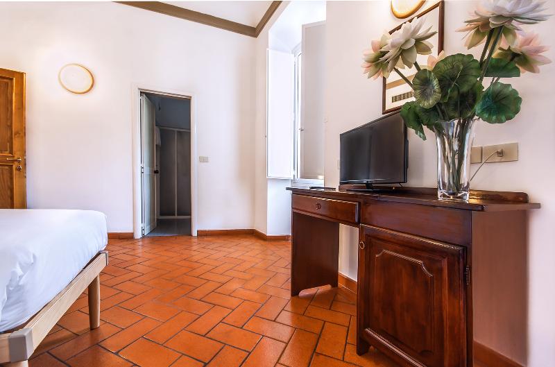 اتاق استاندارد سه نفره, Costantini