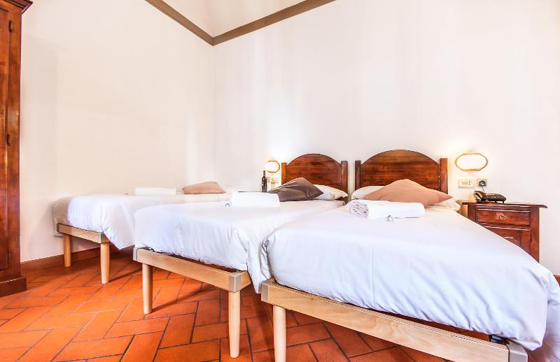 اتاق استاندارد سه نفره, Costantini