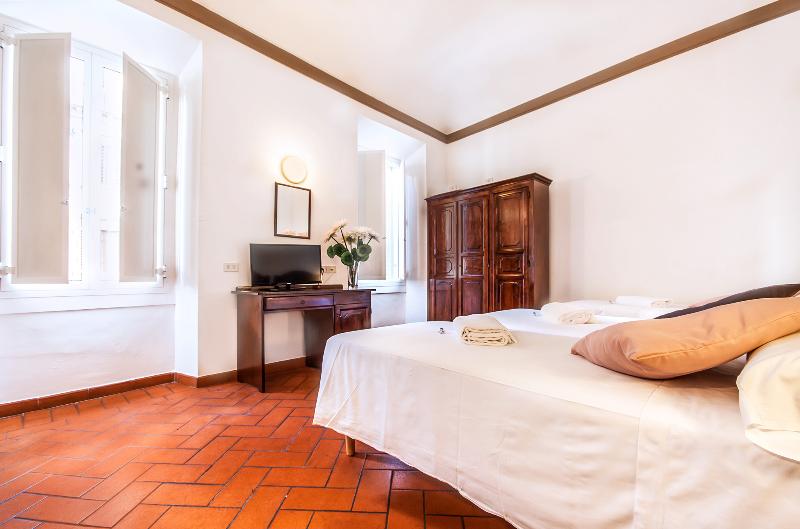 اتاق استاندارد سه نفره, Costantini