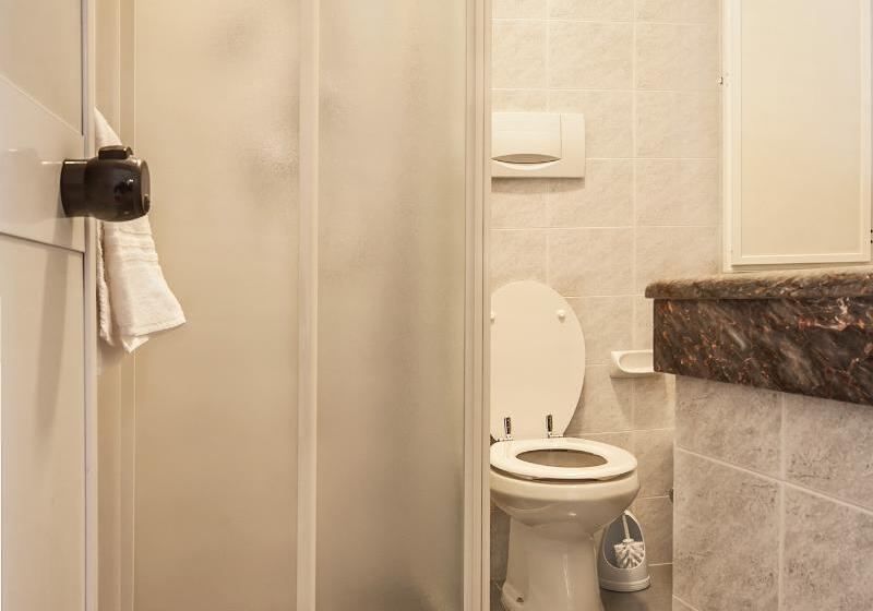 اتاق استاندارد سه نفره, Costantini