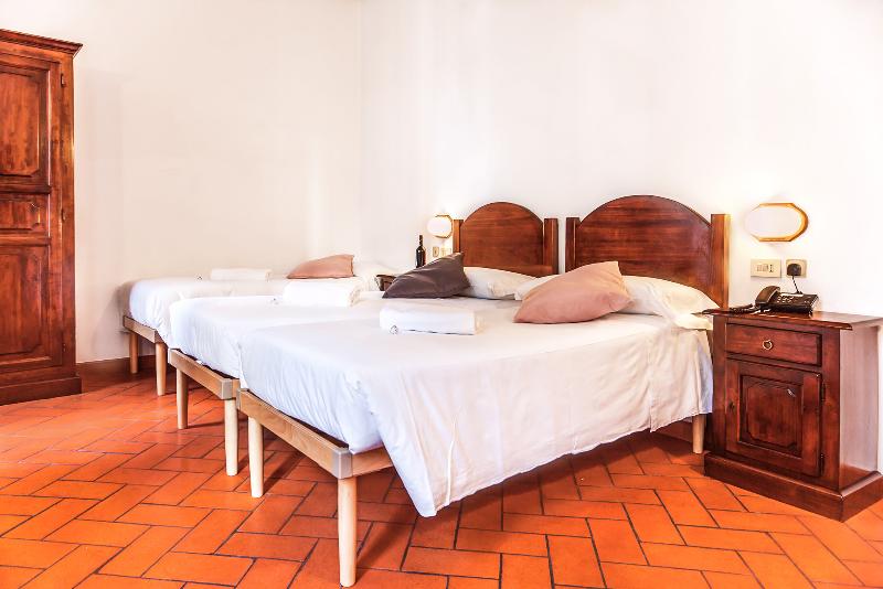 اتاق استاندارد سه نفره, Costantini