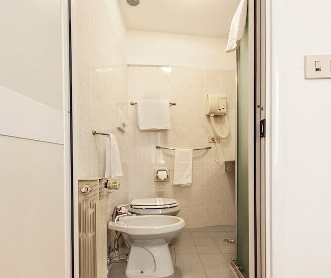 اتاق استاندارد یک نفره, Costantini