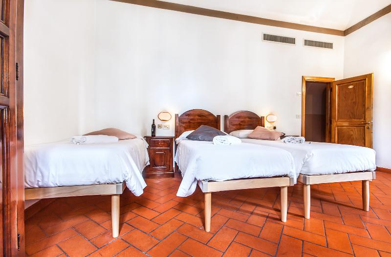 اتاق استاندارد سه نفره, Costantini