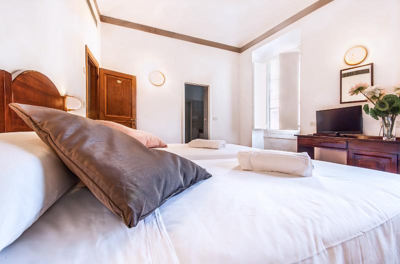 اتاق استاندارد سه نفره, Costantini