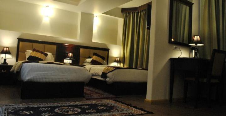 이그제큐티브 룸, Mohit