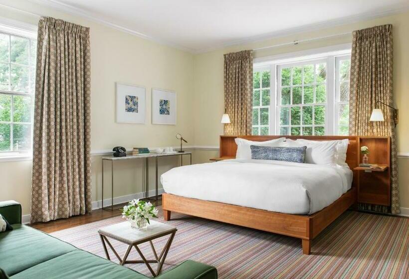 キングサイズベッドのスタンダードルーム, Oakhurst Inn At The University