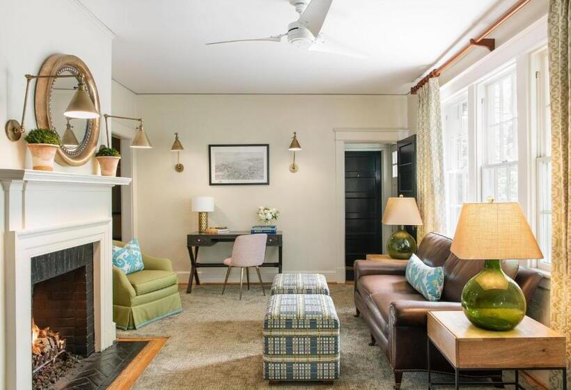 キングサイズベッドのスタンダードルーム, Oakhurst Inn At The University