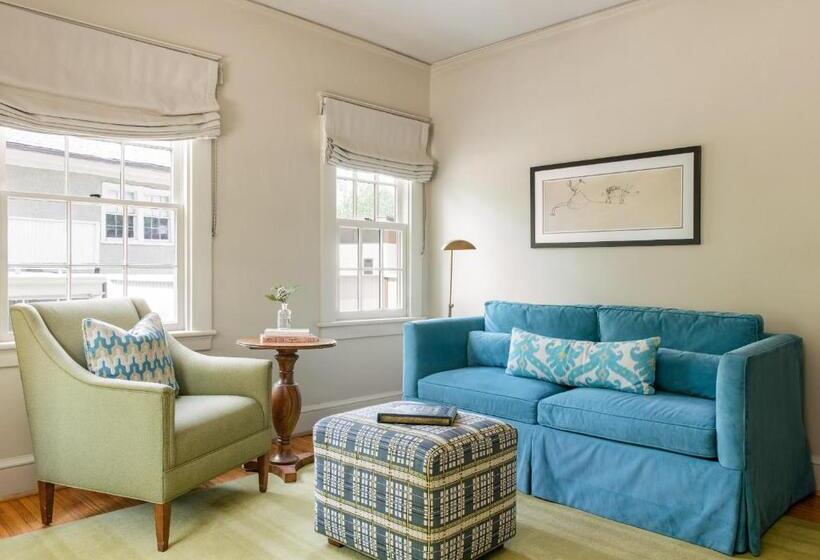 デラックススイート, Oakhurst Inn At The University