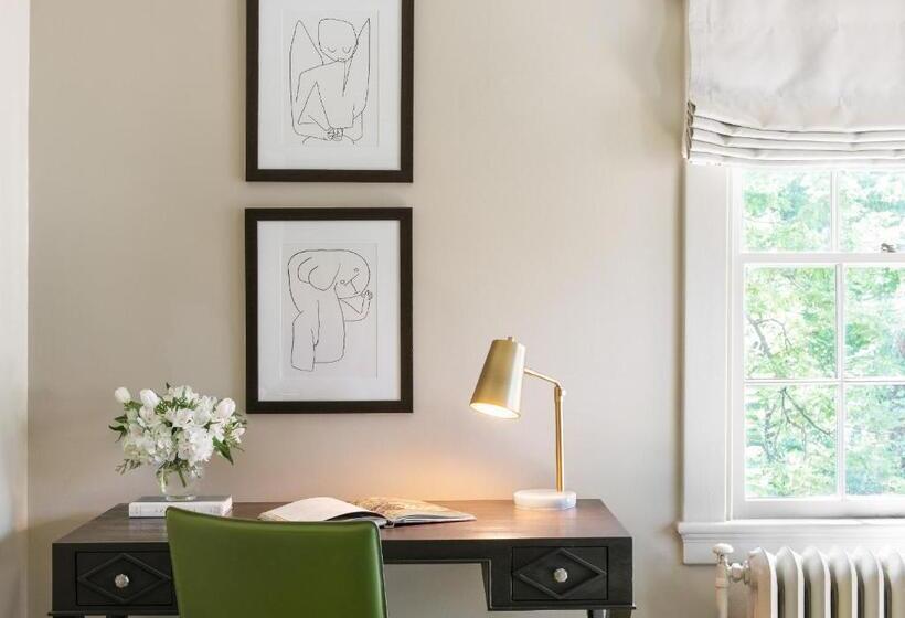 デラックススイート, Oakhurst Inn At The University