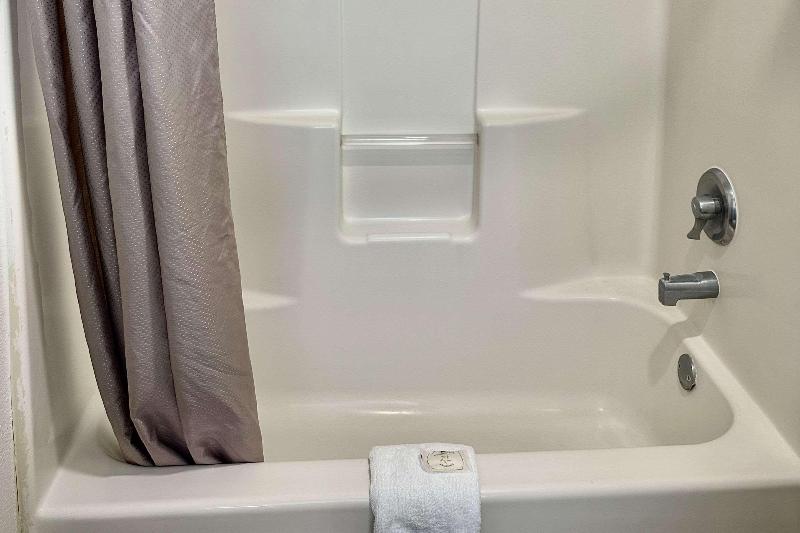 带大床的套房, Hill Country Inn And Suites