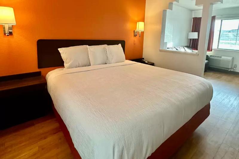 带大床的套房, Hill Country Inn And Suites