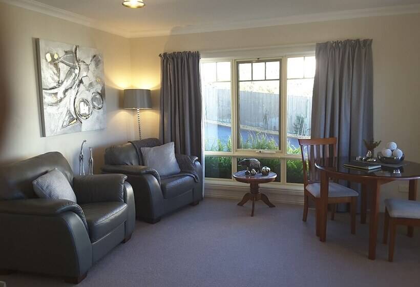 شقة غرفة واحدة, On The Terrace Stanley