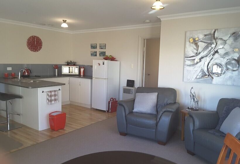 شقة غرفة واحدة, On The Terrace Stanley