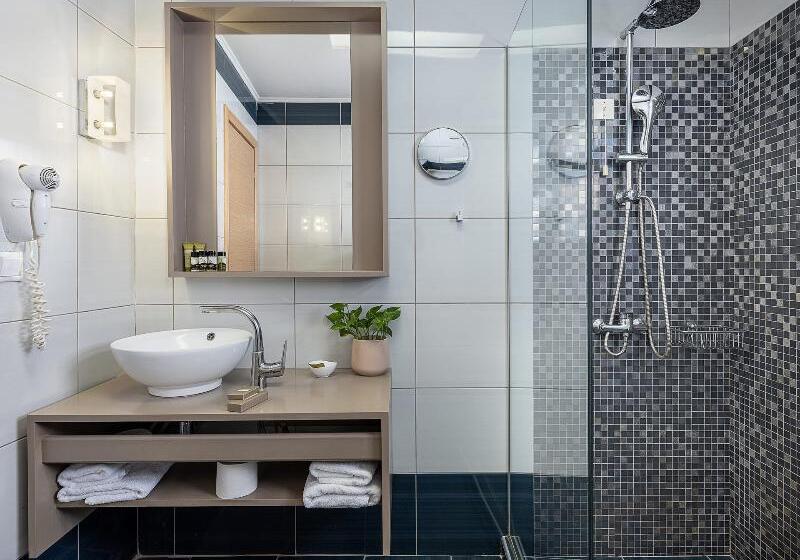 חדר סופריור, Elia Potie