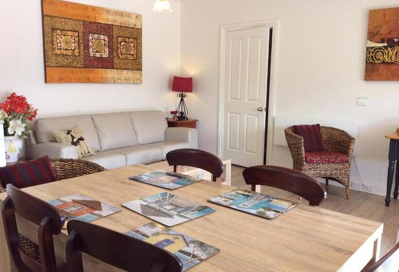 오두막, Kurrajong House