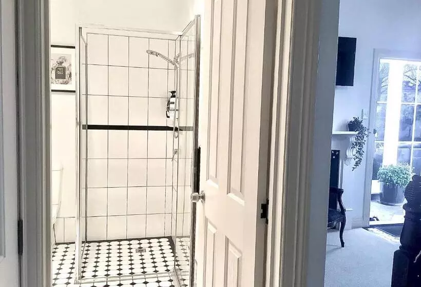 اتاق استاندارد با چشم‌انداز باغ, Kurrajong House