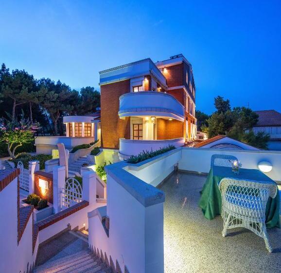 Четырехместный Номер Стандарт с Балконом, Boutique Hotel Villa Vulin