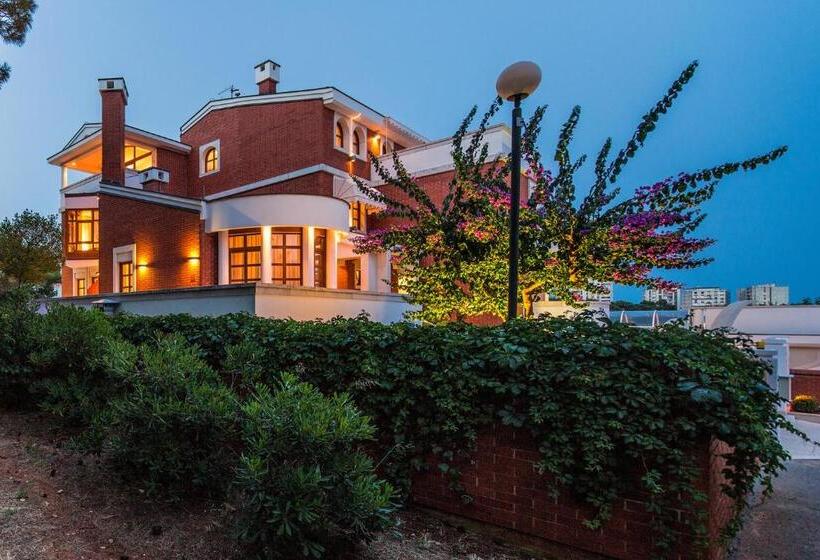 Четырехместный Номер Стандарт с Балконом, Boutique Hotel Villa Vulin
