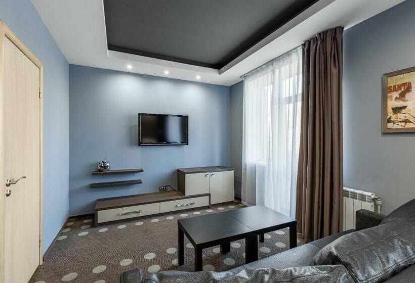 سوییت, Ambassador Plaza