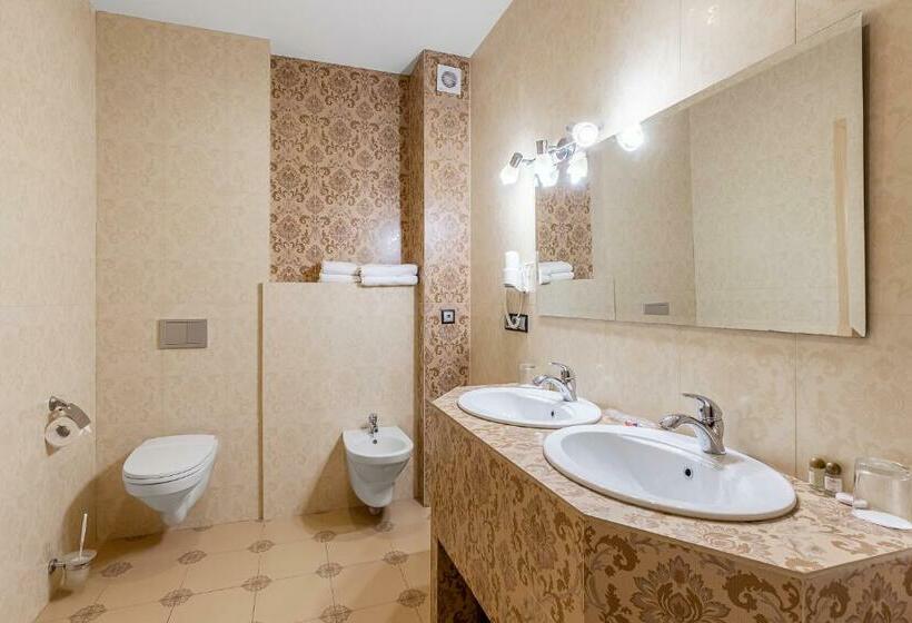 سوییت, Ambassador Plaza