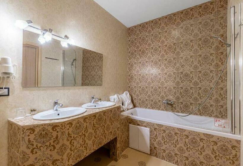 سوییت, Ambassador Plaza