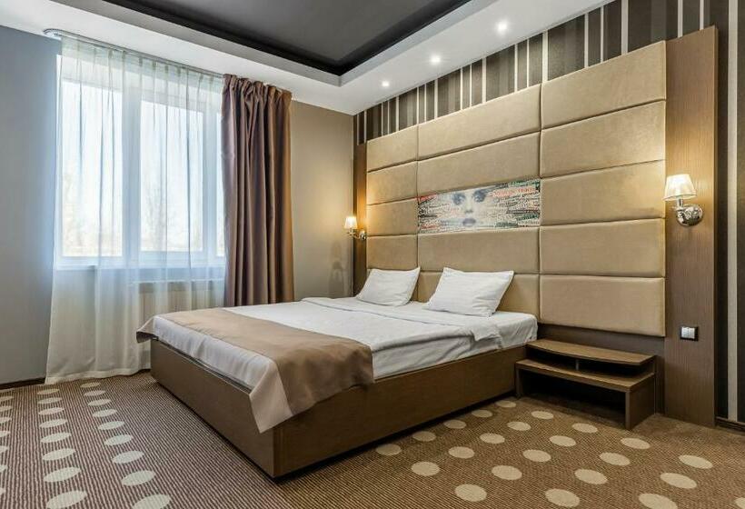 سوییت, Ambassador Plaza