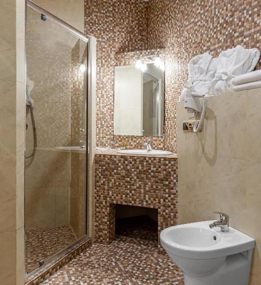 سوئیت با وان آب گرم, Ambassador Plaza