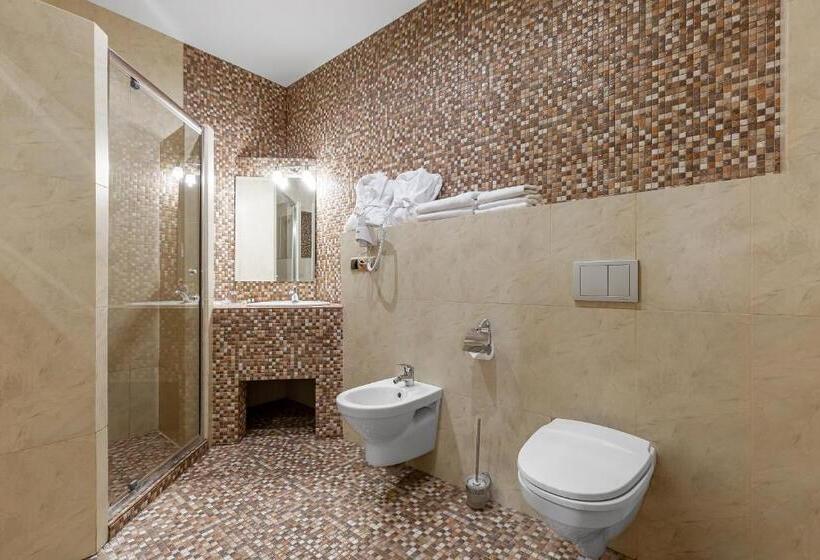 سوئیت با وان آب گرم, Ambassador Plaza