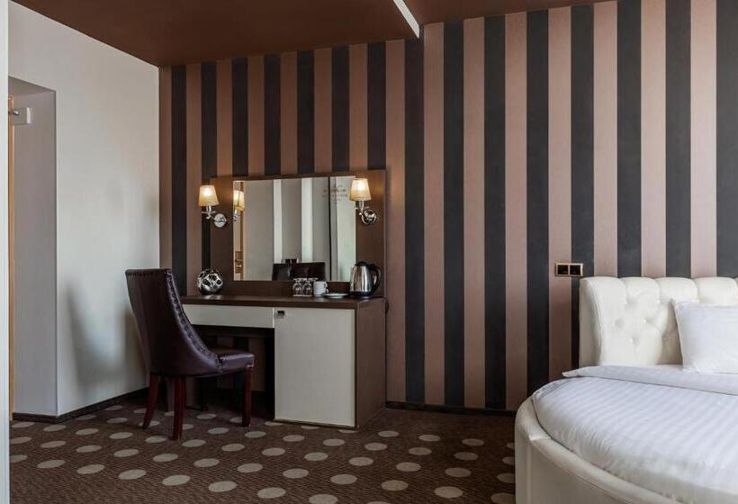 سوئیت با وان آب گرم, Ambassador Plaza