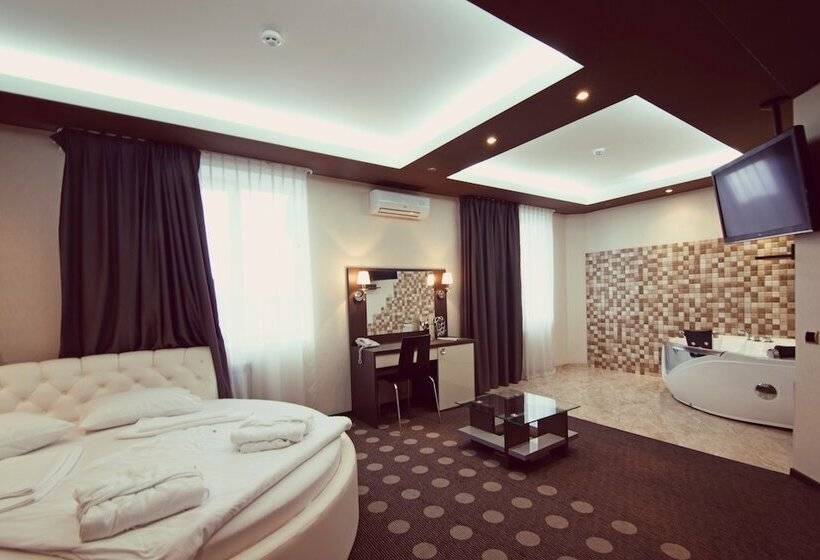 سوئیت با وان آب گرم, Ambassador Plaza