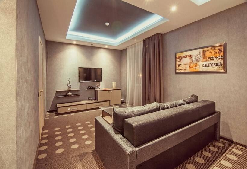 سوئیت با وان آب گرم, Ambassador Plaza