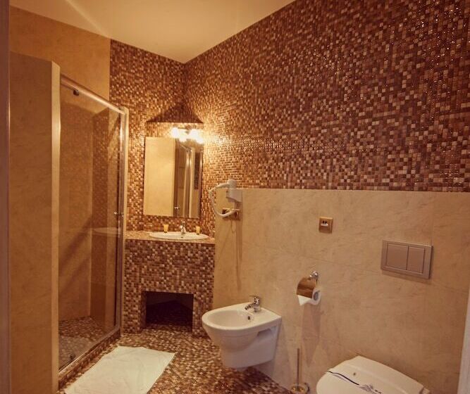 سوئیت با وان آب گرم, Ambassador Plaza