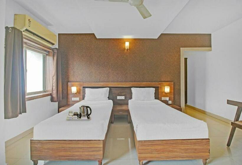 اتاق لوکس سه تخته, Super Townhouse Oak Madhapur Nera Regency