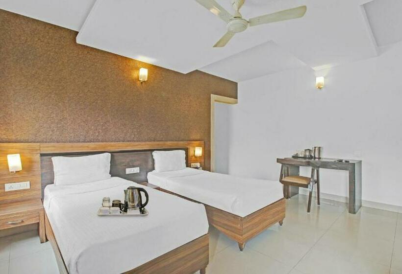 اتاق لوکس سه تخته, Super Townhouse Oak Madhapur Nera Regency