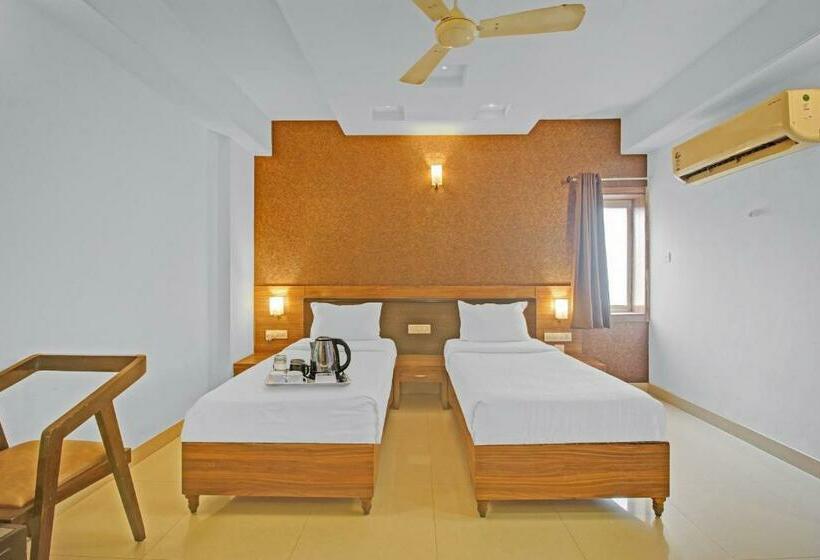 اتاق لوکس سه تخته, Super Townhouse Oak Madhapur Nera Regency