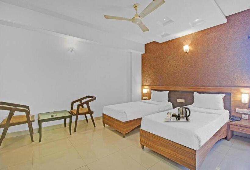 Трехместный Номер Deluxe, Super Townhouse Oak Madhapur Nera Regency