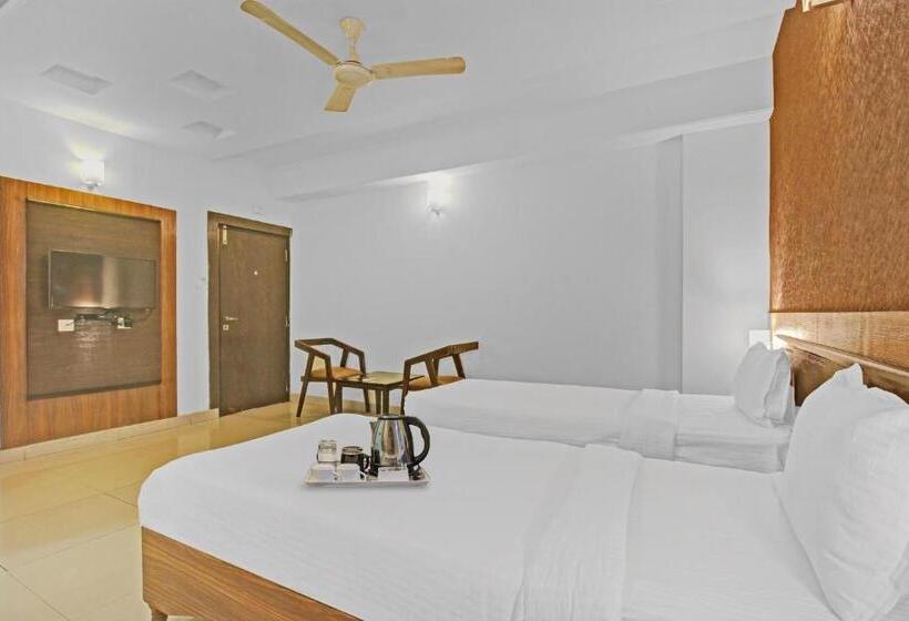 اتاق لوکس سه تخته, Super Townhouse Oak Madhapur Nera Regency