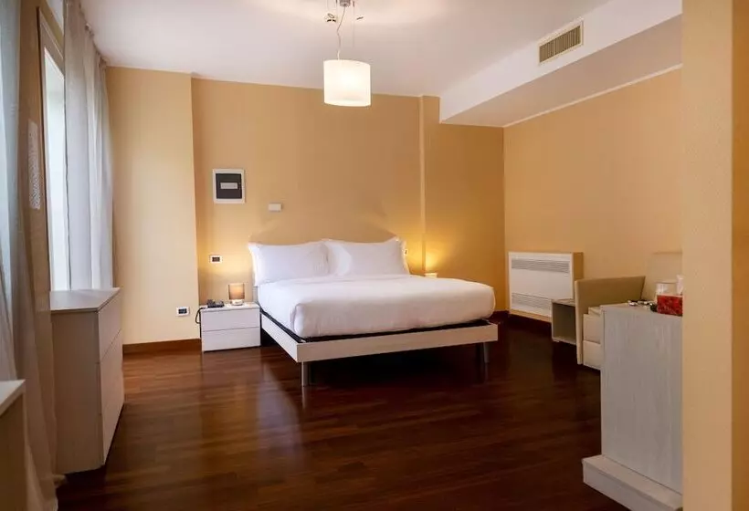اتاق استاندارد چهار تخته, Gardone Palace