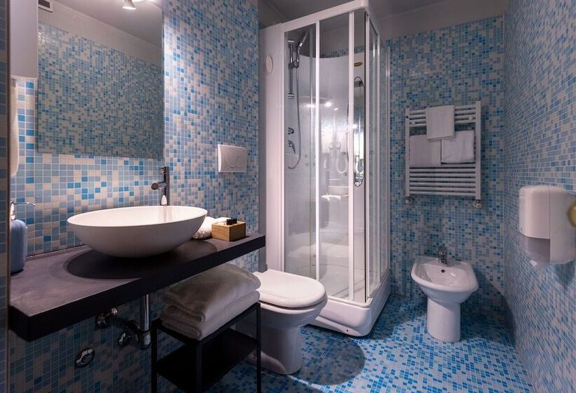 房顶倾斜的标准房间, Gardone Palace