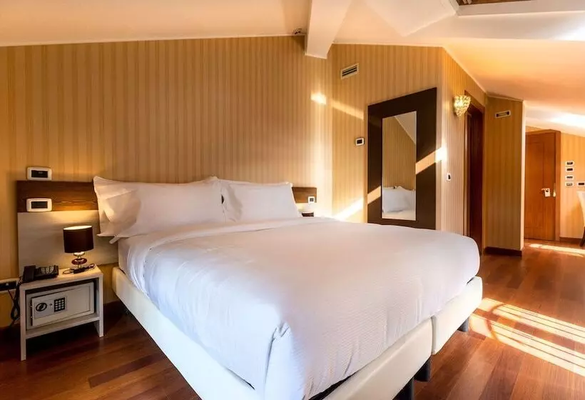 Habitaci�n Est�ndar Abuhardillada, Gardone Palace