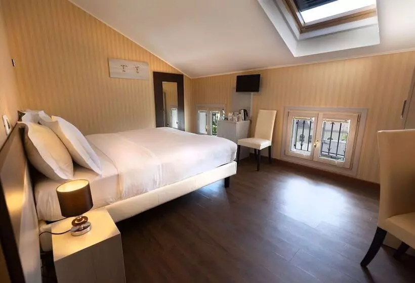 Habitaci�n Est�ndar Abuhardillada, Gardone Palace