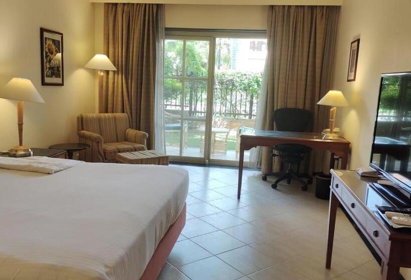 디럭스 룸 킹사이즈 침대, Palm Meadows Resort