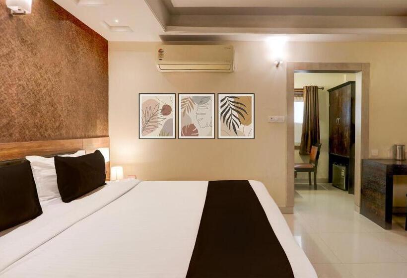 اتاق لوکس سه تخته, Super Townhouse Oak Madhapur Nera Regency