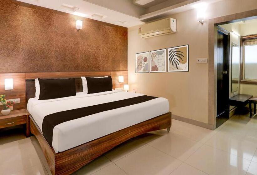 اتاق لوکس سه تخته, Super Townhouse Oak Madhapur Nera Regency