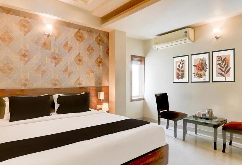 اتاق لوکس سه تخته, Super Townhouse Oak Madhapur Nera Regency